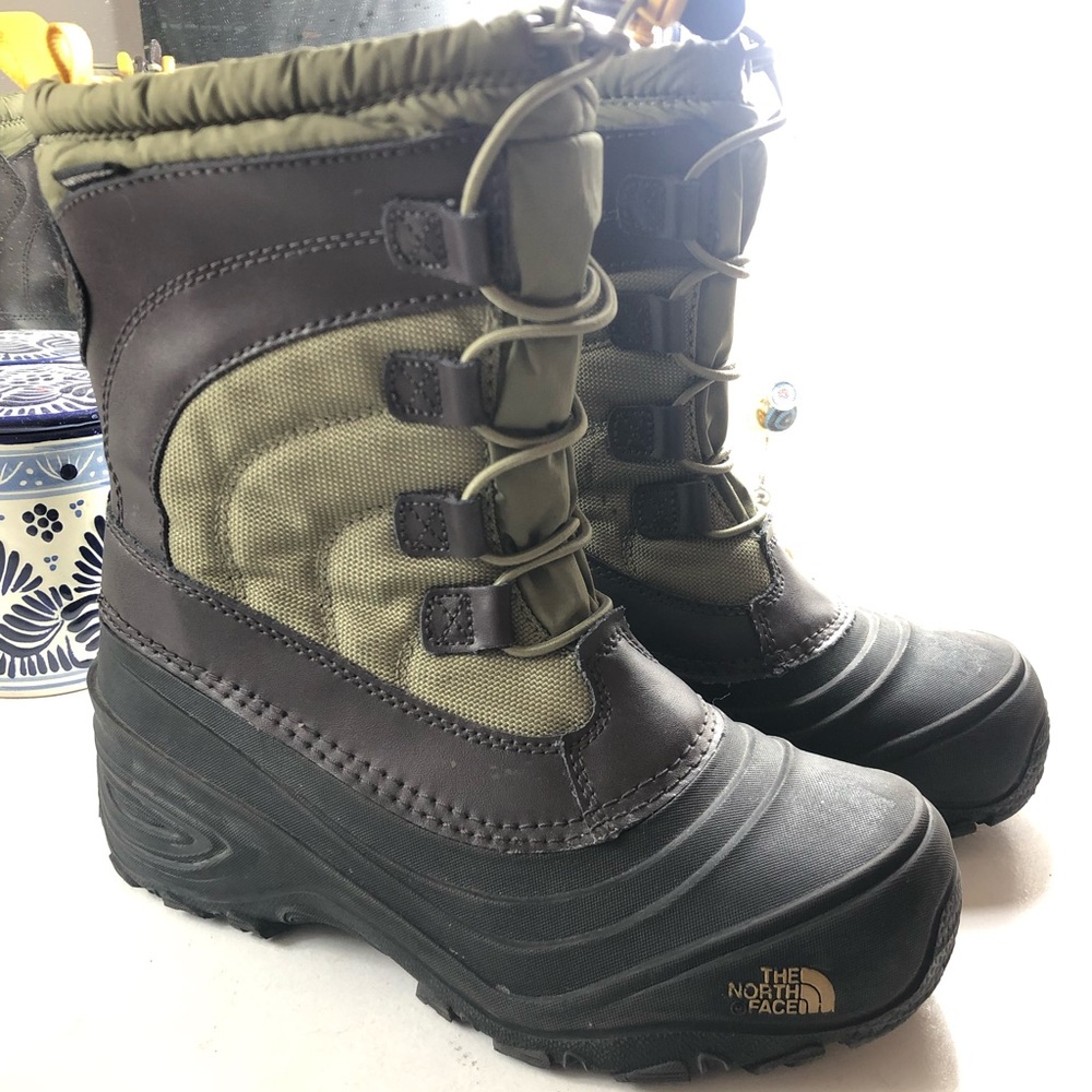 North Face winter boots. UNISEX